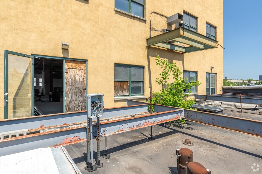 More Photos Of 37-31 10th St, Long Island City Light Distribution For Sale