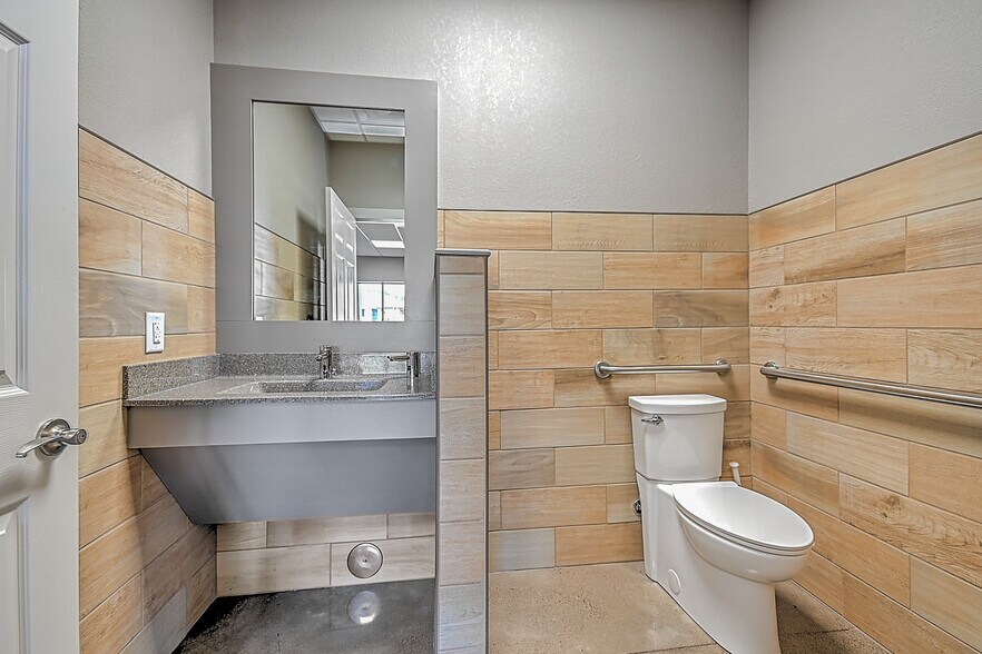 More Photos Of 317 Bluff City Hwy, Bristol Flex For Sale