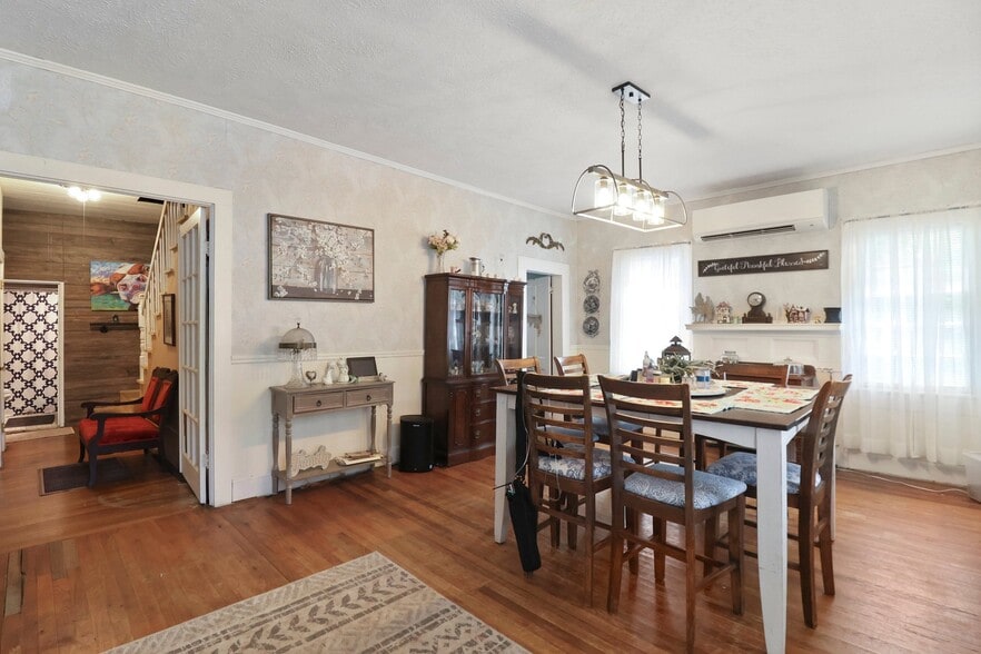 More Photos Of 701 N Oak St, Springfield Office Residential For Sale