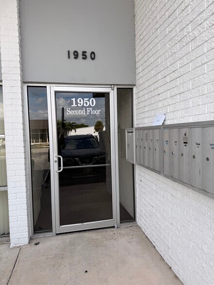More Photos Of 1950 Courtney Dr, Fort Myers Office For Lease