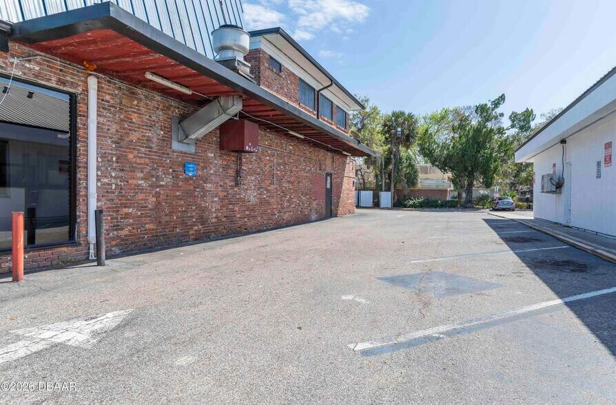 More Photos Of 747 W International Speedway Blvd, Daytona Beach Restaurant For Lease