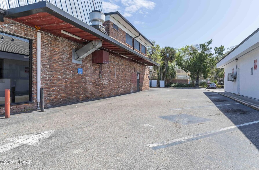 More Photos Of 747 W International Speedway Blvd, Daytona Beach Restaurant For Sale