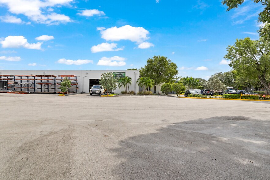 More Photos Of 2775 NW 63rd Ct, Fort Lauderdale Distribution For Lease