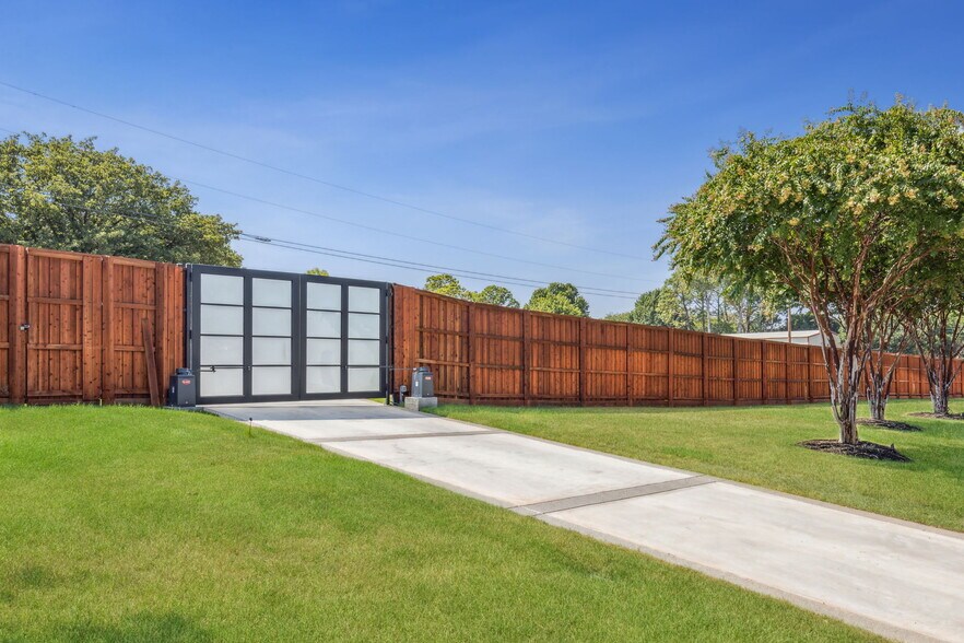 More Photos Of 615 Brewer Rd, Southlake Specialty For Sale