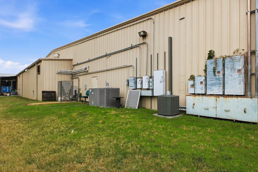 More Photos Of 315 N Park Dr, San Antonio Warehouse For Sale