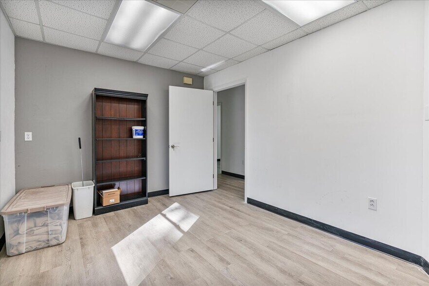 More Photos Of 7733 W Newberry Rd, Gainesville Office For Sale