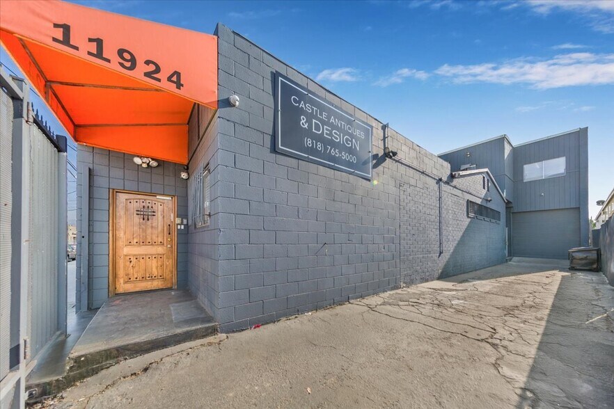 More Photos Of 11924 Vose St, North Hollywood Warehouse For Lease