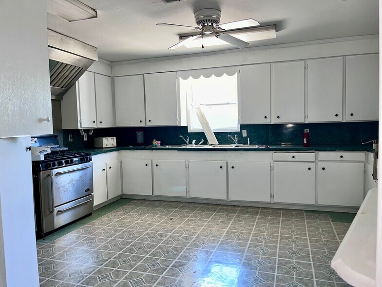 More Photos Of 2129 Mill St, Lake Charles Light Distribution For Sale