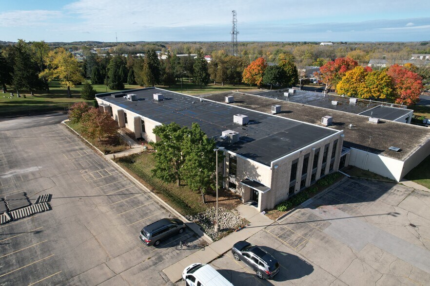Primary Photo Of 1233 Janesville Ave, Fort Atkinson Manufacturing For Lease