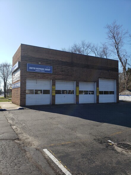 Primary Photo Of 759 N Country Rd, Rocky Point Auto Repair For Sale