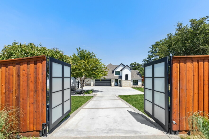 More Photos Of 615 Brewer Rd, Southlake Specialty For Sale