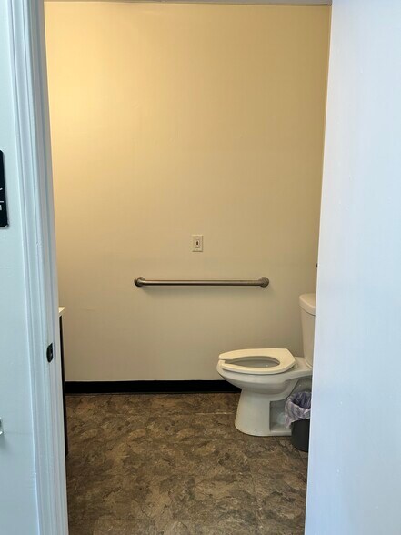 More Photos Of 928 S Park St, Carrollton Storefront Retail Office For Lease