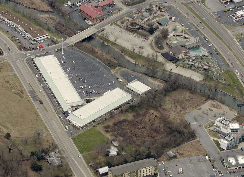 More Photos Of 147-185 E Wears Valley Rd, Pigeon Forge Storefront For Lease