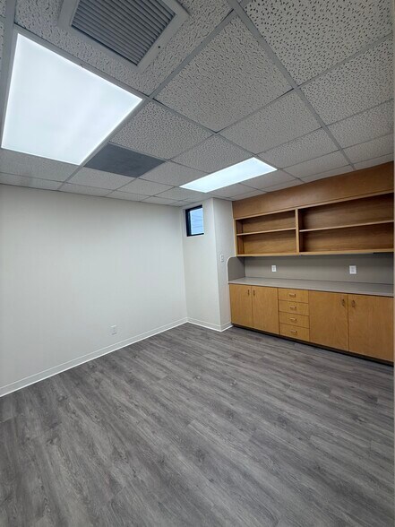 More Photos Of 2401 W Green Oaks Blvd, Arlington Office For Lease