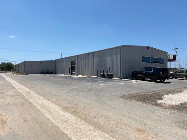 More Photos Of 443 Bastrop Hwy, Austin Flex For Lease