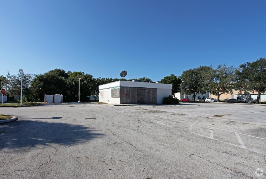 More Photos Of 4400 Hypoluxo Rd, Lake Worth Service Station For Lease