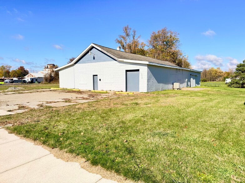 More Photos Of 35 Wells St, Croswell Freestanding For Sale