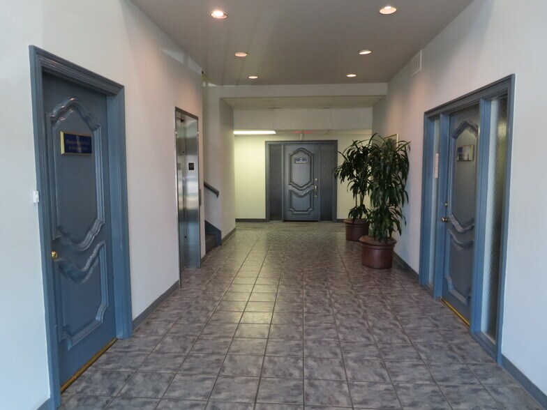 More Photos Of 1636 N Hampton Rd, DeSoto Office For Lease