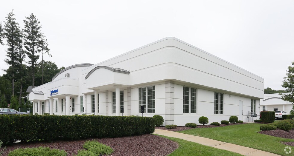 More Photos Of 450 Old Country Rd, Riverhead Office For Lease