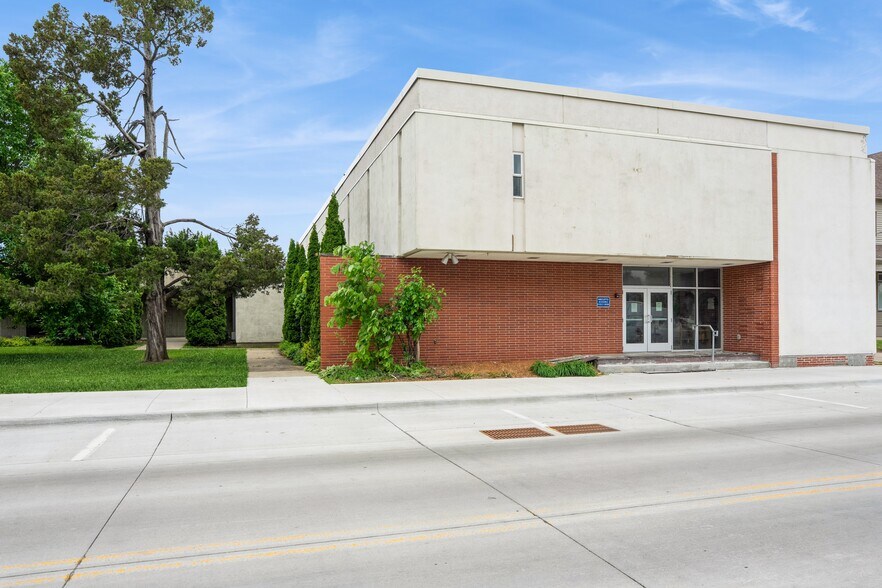 More Photos Of 202-210 W State St, Marshalltown Office For Sale