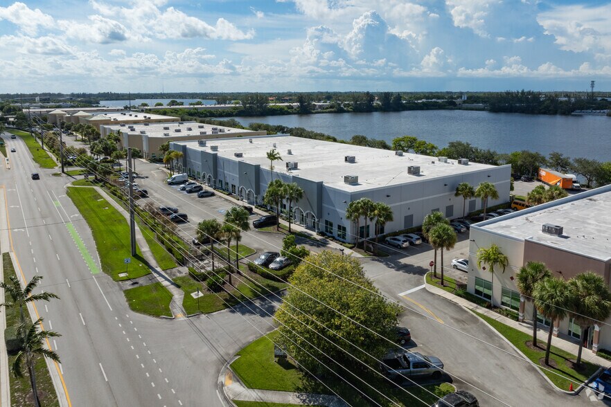 More Photos Of 1701 Green Rd, Deerfield Beach Distribution For Lease