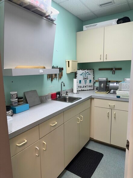 More Photos Of 708 53rd Ave E, Bradenton Office For Lease