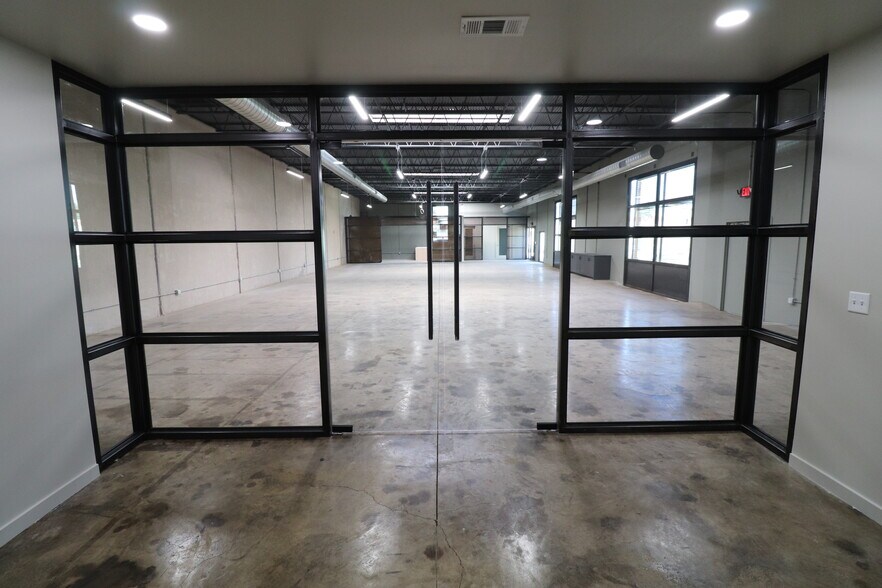 More Photos Of 702 W Commerce St, Dallas Office For Sale