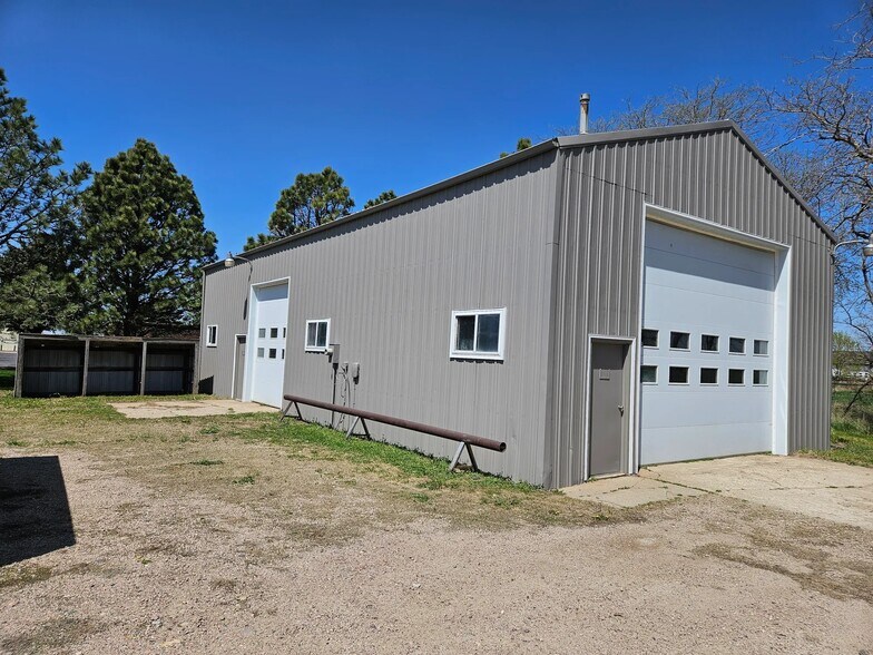 More Photos Of 1204 W Cedar St, Beresford Flex For Sale