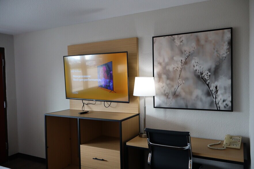 More Photos Of 3521 Lake City Hwy, Warsaw Hotel For Sale