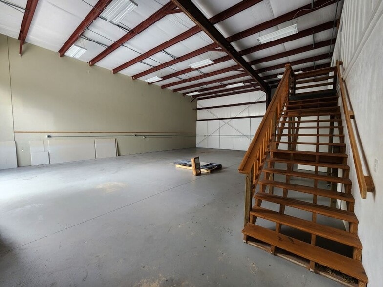 More Photos Of 2808 Hibiscus Dr, Edgewater Flex For Lease