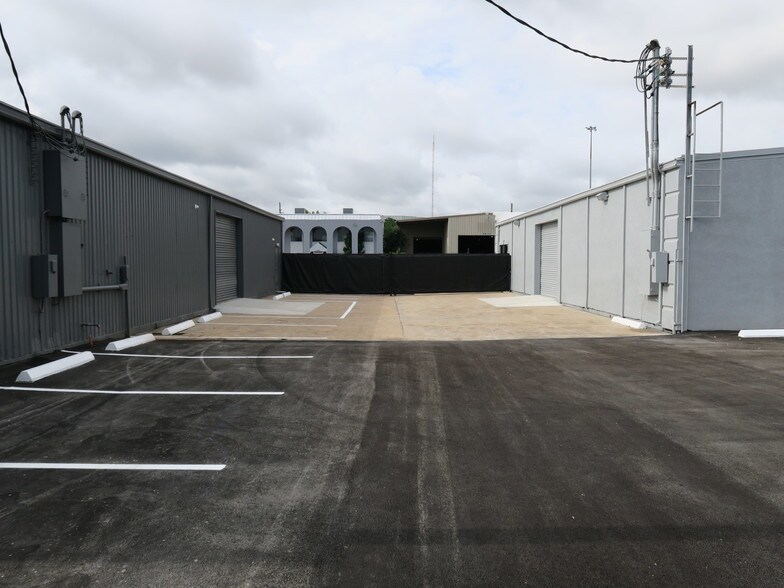 More Photos Of 5830 Star Ln, Houston Light Distribution For Lease