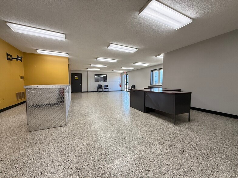 More Photos Of 10435 Bronzewood Dr, Dubuque Warehouse For Sale
