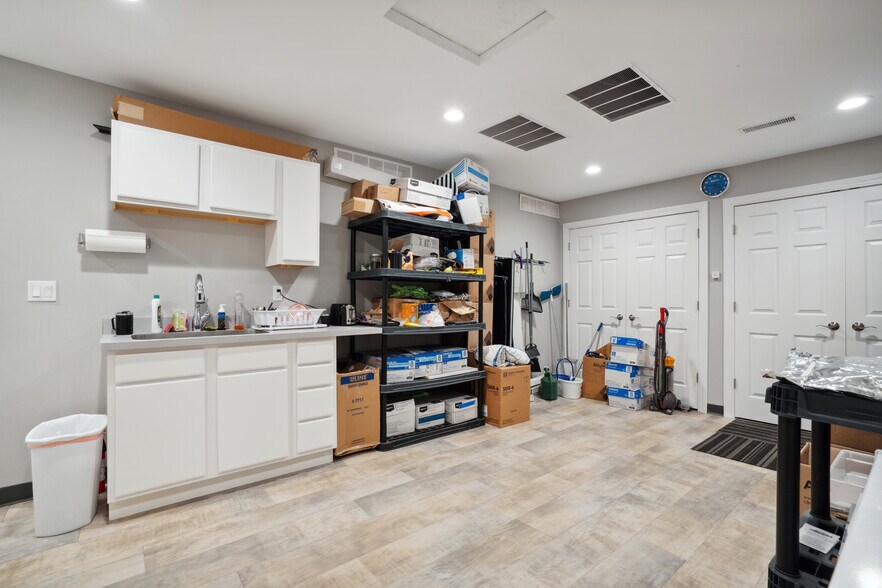 More Photos Of 606 Rossville Rd, Waukon Restaurant For Sale