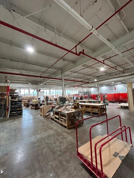 More Photos Of 4242 W Bryn Mawr Ave, Chicago Manufacturing For Lease