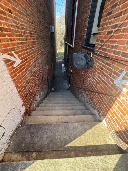 More Photos Of 320 Virginia Ave, Clarksville Specialty For Sale