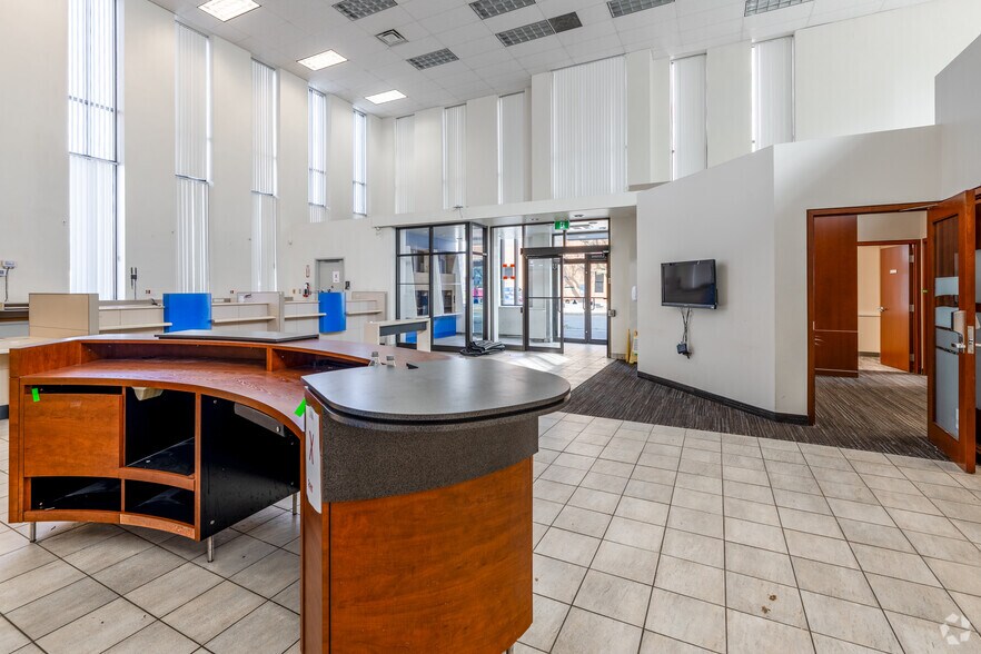 More Photos Of 31 King St, St Catharines Bank For Lease