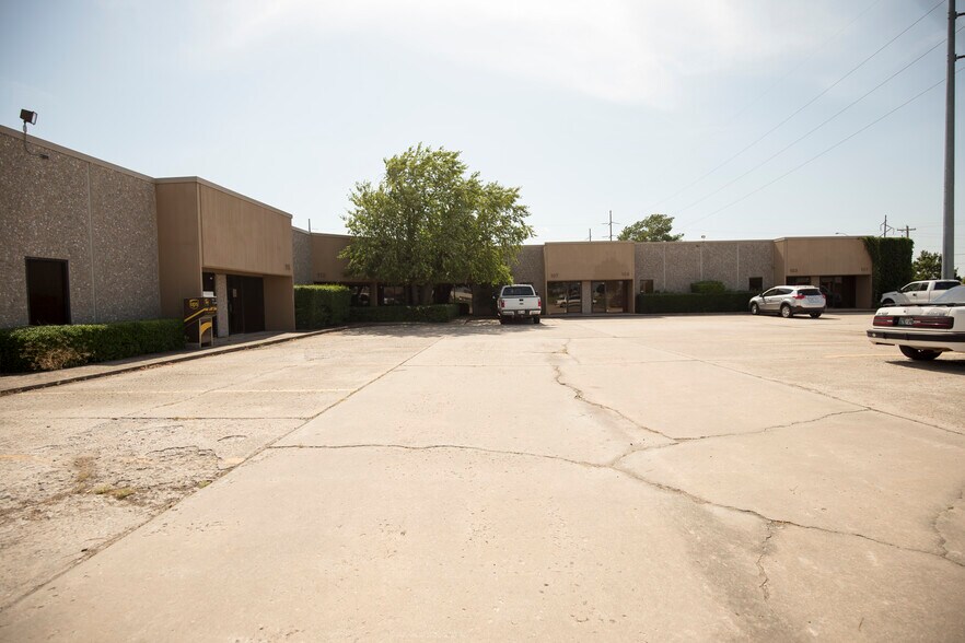 More Photos Of 770 W Rock Creek Rd, Norman Office For Lease
