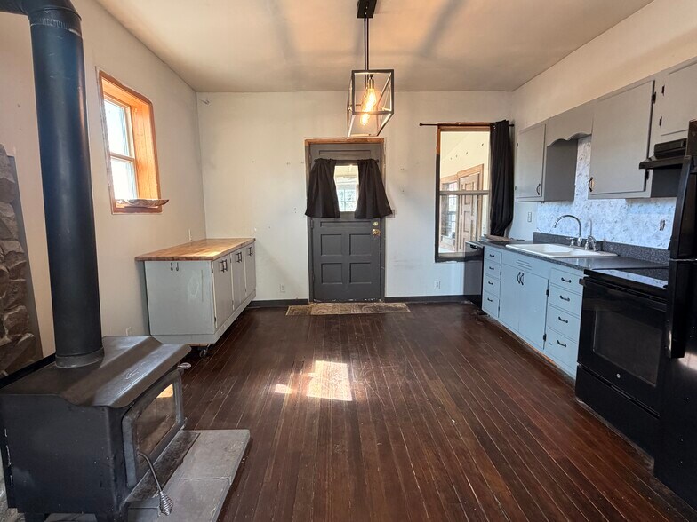 More Photos Of 1005 1st St, Moro Freestanding For Sale