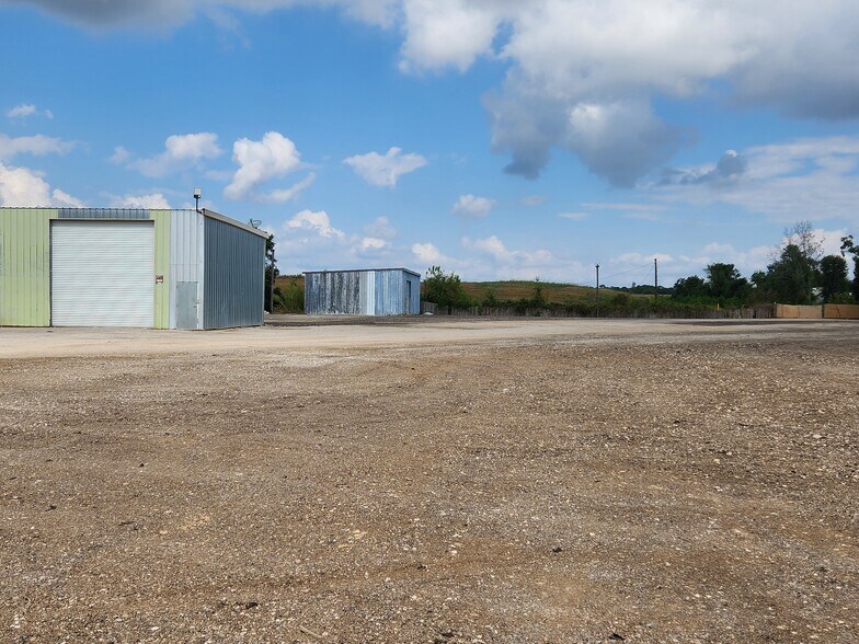 More Photos Of 8627 E Mt Houston Rd, Houston Warehouse For Lease