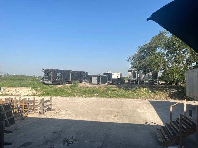 More Photos Of 3911-3929 E IH-10, San Antonio Light Manufacturing For Lease