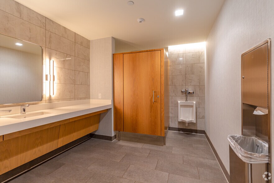 More Photos Of 411 N Washington Ave, Dallas Office For Sale