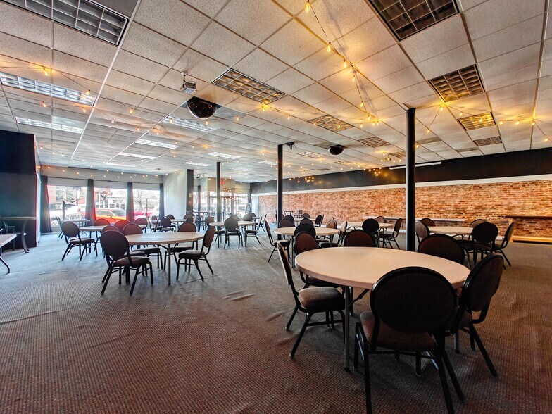 More Photos Of 121 N Poplar St, Paris Storefront Retail Residential For Lease