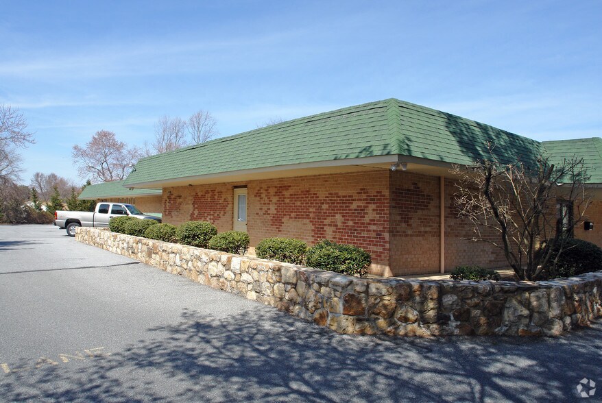 More Photos Of 201 Possum Park Rd, Newark Medical For Lease