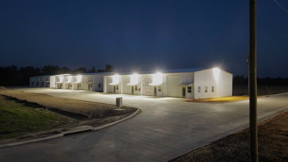 More Photos Of 5501 Bonham St, Paris Light Distribution For Lease