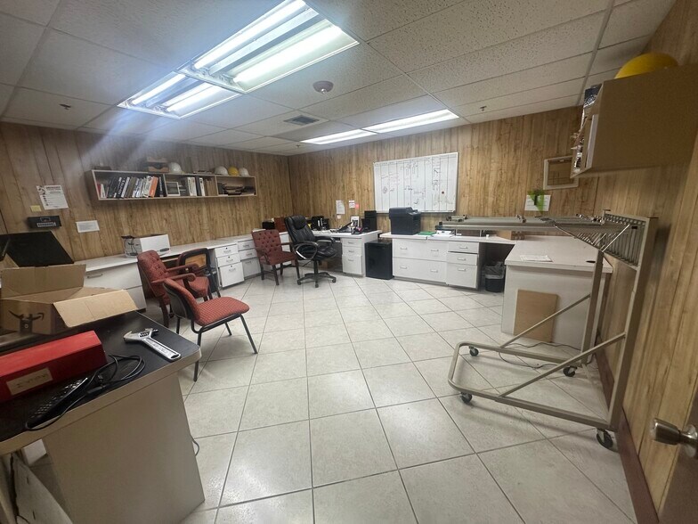 More Photos Of 1677 W 31st Pl, Hialeah Manufacturing For Lease