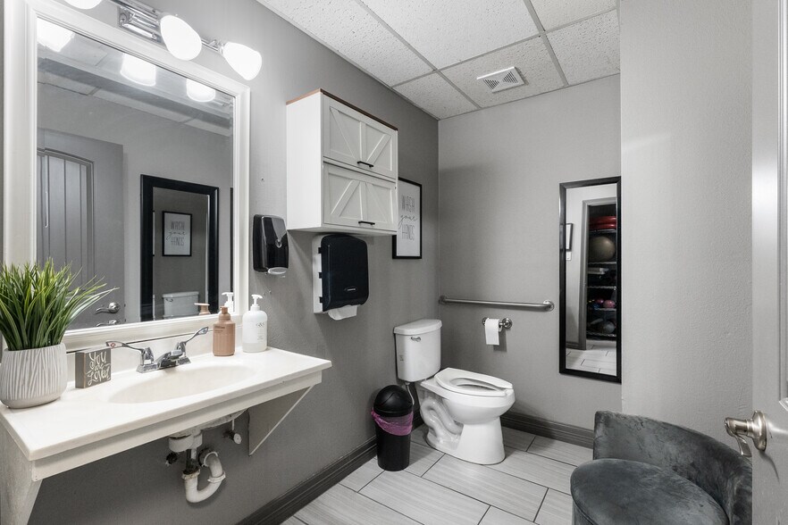 More Photos Of 604 S 77 Sunshine Strip, Harlingen Office For Sale
