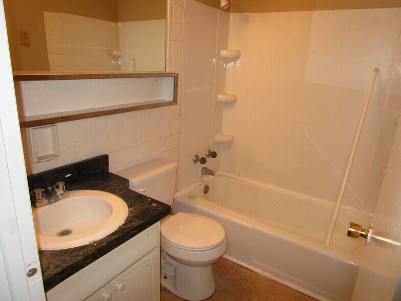 63016305 Reed Rd, Fort Wayne, IN 46835 Apartments For Sale