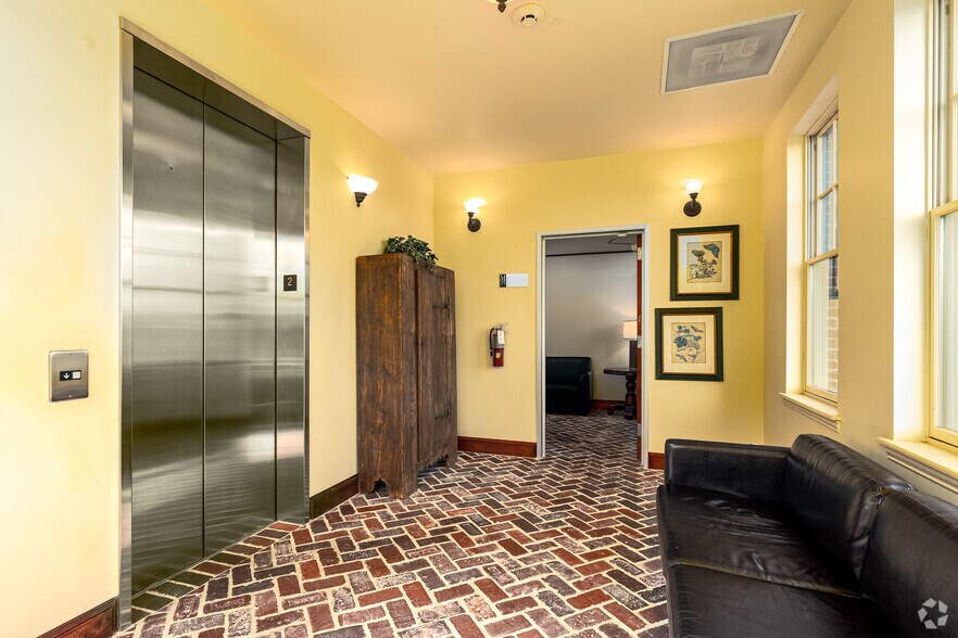 More Photos Of 601 S Main St, Grapevine General Retail For Lease