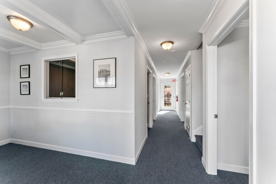 More Photos Of 104 Renaissance Cir, Mauldin Office For Lease