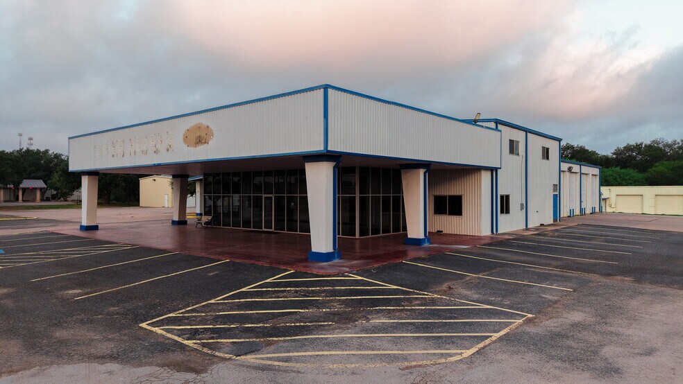 More Photos Of 905 N Harborth Ave, Three Rivers Auto Dealership For Lease